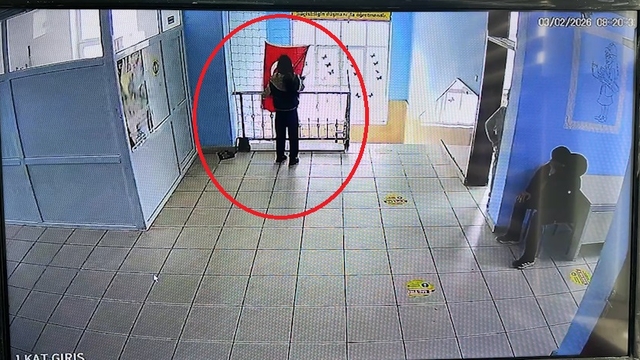 Diyarbakır'da 5'inci sınıf öğrencisinin 'bayrak' hassasiyeti kamerada