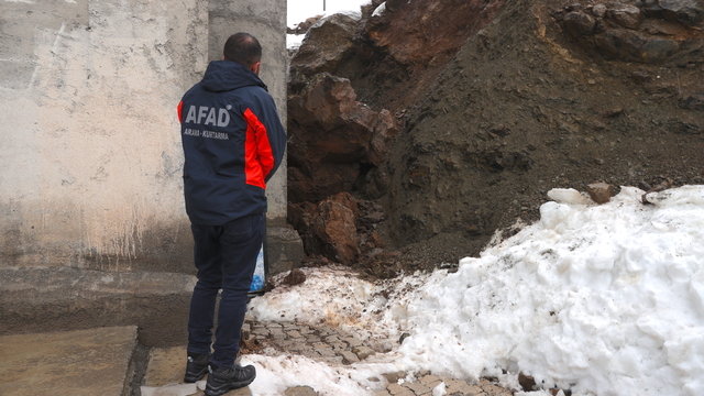 Hakkari'de yamaçtan kopan kaya parçası evin duvarını deldi
