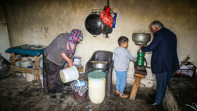 Erzurumlu geniş aile el birliğiyle çalışıp dede mesleği hayvancılığı büyüttü