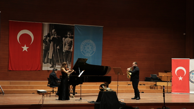 Konser öncesi hayatını kaybeden sanatçının enstrümanıyla lösemili çocuklar için sahne aldılar