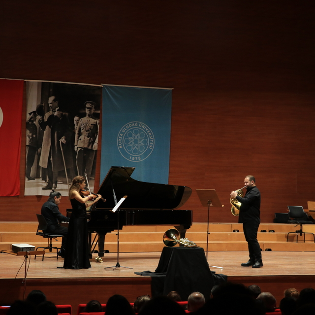 Konser öncesi hayatını kaybeden sanatçının enstrümanıyla lösemili çocuklar...