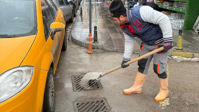 Bayburt'ta mazgallar don tehlikesine karşı tuzlanıyor