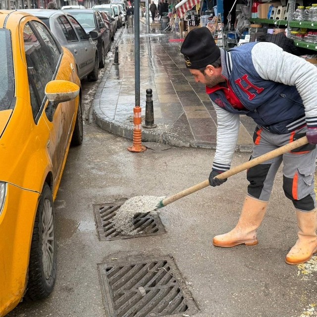 Bayburt'ta mazgallar don tehlikesine karşı tuzlanıyor