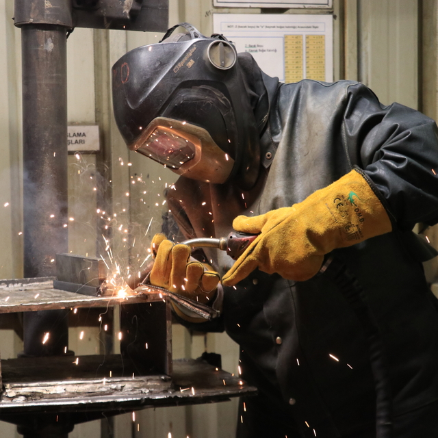 Bursa'nın kaynakçı kadınları Avrupa'ya gönderilen tren parçalarının yapımın...