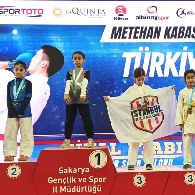 Kartepeli karateciler Sakarya'dan 6 madalyayla döndü