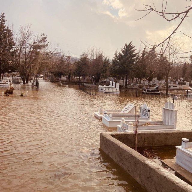 Mezarlık sular altında kaldı