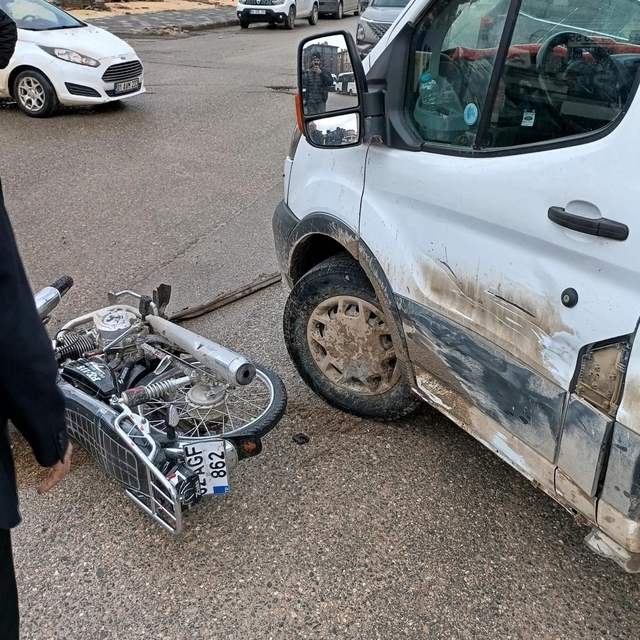 Motosikletle kamyonet çarpıştı: 2 yaralı