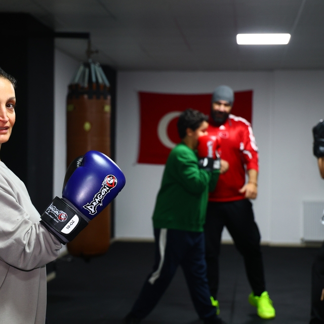 47 yaşındaki hemşire anne çocuklarıyla birlikte eldiven giyip ringe çıktı