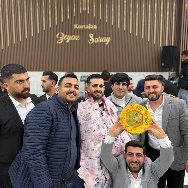 Siirt'te gelin ve damada altın yerine 1 kilo bal takıldı
