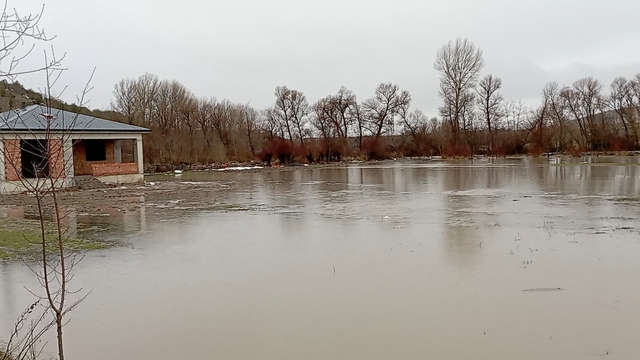 Tokat'ta Çekerek Irmağı taştı, tarım arazileri sular altında kaldı