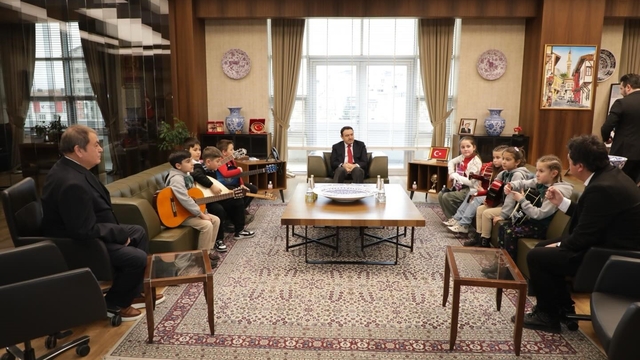 Vali Musa Işın, Halk Eğitim Merkezi Müzik Topluluğu öğrencilerini kabul etti