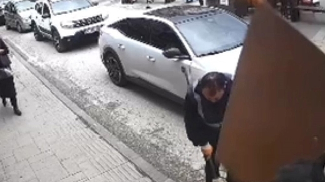 Şiddetli rüzgar nedeniyle düşen tabela, işçinin kafasına böyle çarptı: O anlar güvenlik kamerasında
