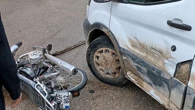 Motosikletle kamyonet çarpıştı: 2 yaralı