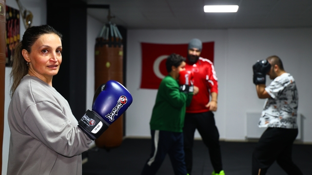 47 yaşındaki hemşire anne çocuklarıyla birlikte eldiven giyip ringe çıktı