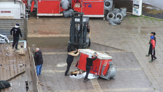 Meydanda korkutan iş kazası: Tırdan indirilen havalandırma ünitesi devrildi