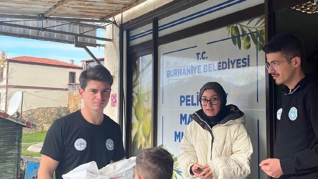 Burhaniye'de ihtiyaç sahibi öğrencilere kışlık destek sağlandı
