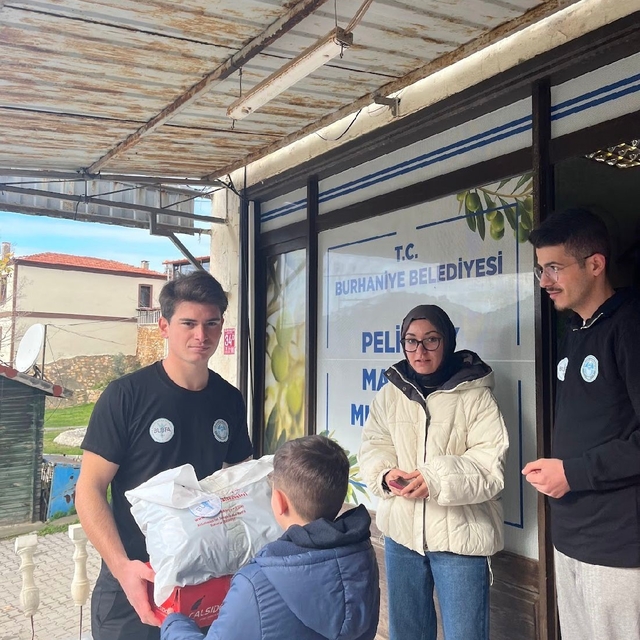Burhaniye'de ihtiyaç sahibi öğrencilere kışlık destek sağlandı
