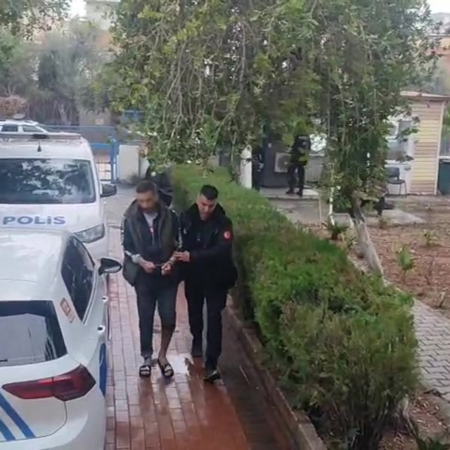 Adana'da biri cinayetten aranan 2 firari hükümlü yakalandı