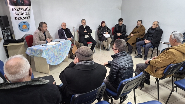 Şairler, kaybolmaya yüz tutan şiiri yaşatmanın mücadelesini veriyor
Dijitalleşen dünyanın kalabalığında unutulan şiir, yolunu bulmaya çalışıyor
Eskişehir Şairler Derneği Başkanı Kenan Demirel:
"Şiiri insan yüreğinin son kalesi gibi savunmaya çalışıyoruz"
"Dijital platformlar, şiir ihtiyacını ortadan kaldırır noktaya geldi"