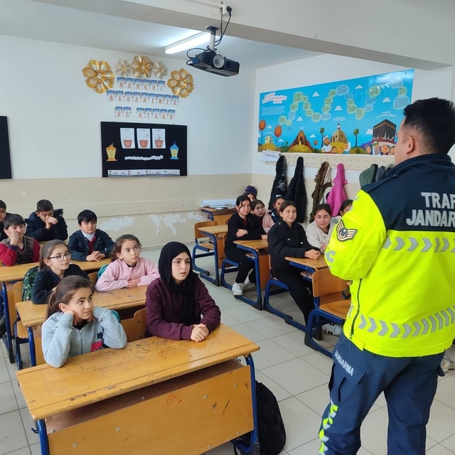 Jandarmadan öğrenci ve öğretmenlere trafik eğitimi