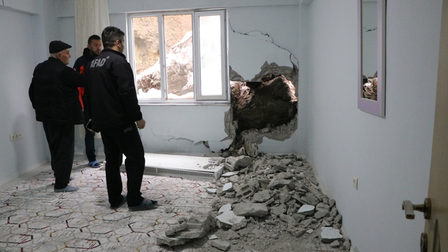 Dağdan kopan kaya parçası evin duvarını delip, yatak odasına girdi (2)