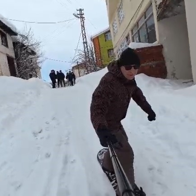 Başçiftlik sokaklarını snowboard pistine döndürdü