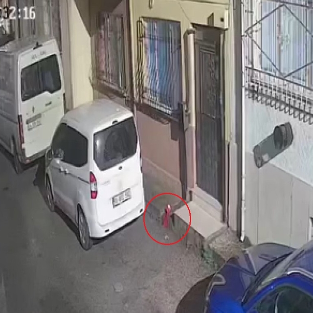 Yere düşen bayrağı kaldırdı