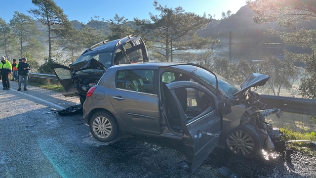 Muğla'da hafif ticari araç ile otomobilin çarpıştığı kazada 4 kişi yaralandı