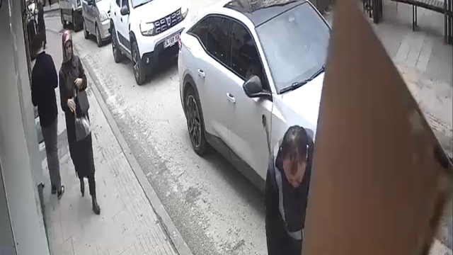 Reklam tabelası şiddetli rüzgarda temizlik işçisinin başına düştü; o anlar kamerada