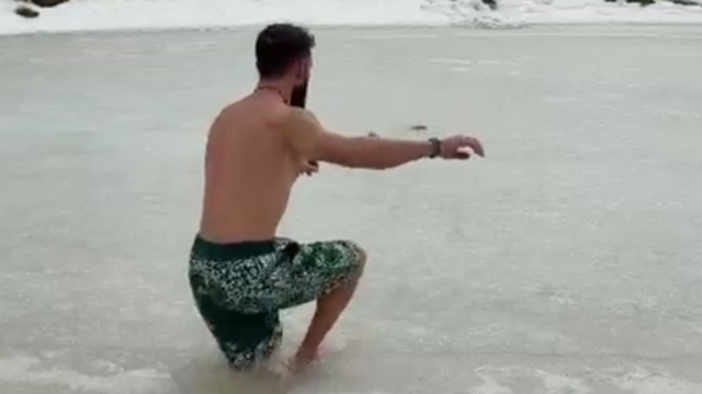 Buzu kırıp göle girdi