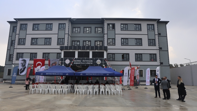 Hatay'da depremin ardından inşa edilen 225'inci okulun açılışı gerçekleştirildi
Hatay Valisi Mustafa Masatlı: "Bugün 225'inci okulumuzu da hizmete almış olduk ve bununla toplam derslik sayısı 2 bin 506'dır"