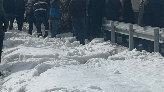 Tendürek Geçidi'nde kar küreme aracı devrildi: 2 ölü