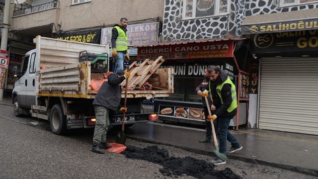 Yoğun kar, don ve tuzlama sonrası bozulan yollarda onarım çalışması başlatıldı