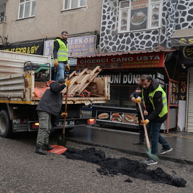 Yoğun kar, don ve tuzlama sonrası bozulan yollarda onarım çalışması başlatı...