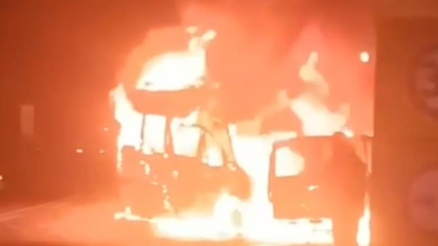 Çarpışan 2 araç alev topuna döndü: 2 yaralı