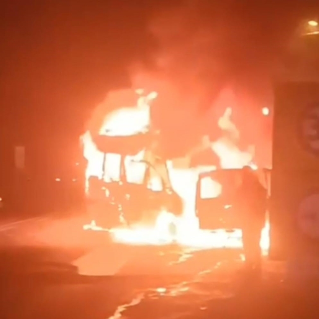 Çarpışan 2 araç alev topuna döndü: 2 yaralı