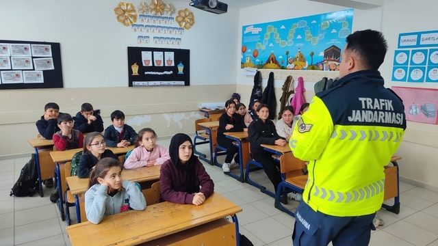 Jandarmadan öğrenci ve öğretmenlere trafik eğitimi