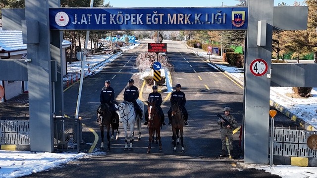 JAKEM'de atlar eğitimde
Jandarmanın dört nal gücü göreve hazırlanıyor