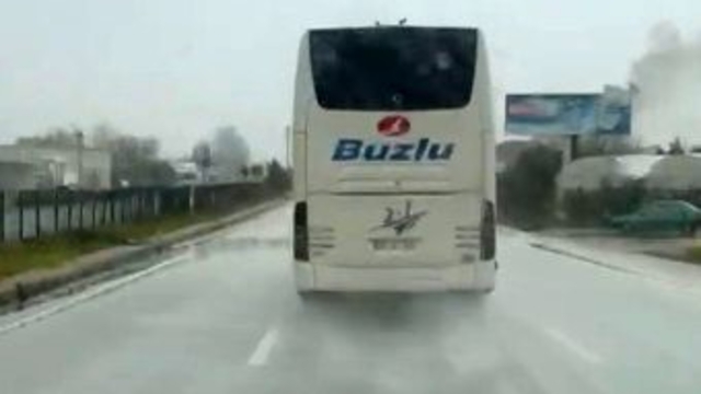 10 kişinin öldüğü kazaya karışan otobüs firmasına ait başka bir otobüse aynı güzergahta aşırı hız cezası
Hız sınıra uymadan yağışlı havada seyir eden otobüse cezai işlem uygulandı
Yapılan incelemede otobüste yolcu koltuğunda emniyet kemeri tertibatının bulunmadığı da belirlendi