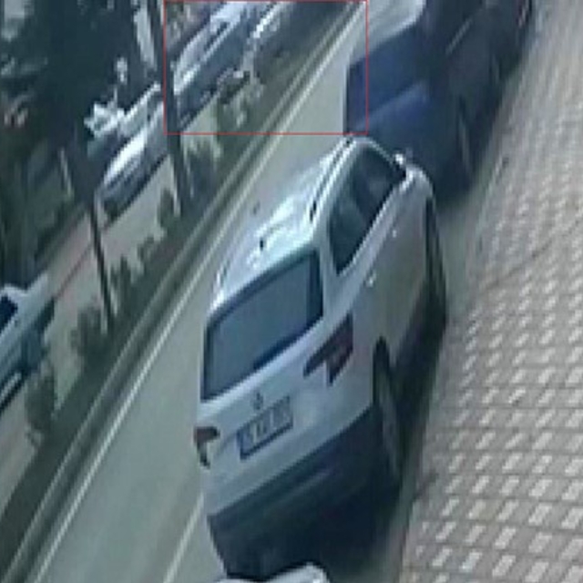 Aracın çarptığı yaya yola savruldu: Kaza anı kamerada