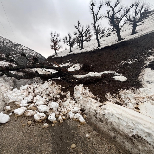 Batman'da heyelan paniği: Köy minibüsü yolda mahsur kaldı