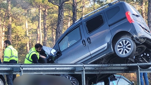 Marmaris'te trafik kazası: 4 yaralı
Ticari araç bariyerlerin üstüne çıktı