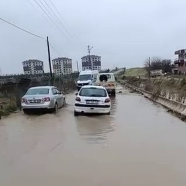 Adıyaman'da yol göle döndü