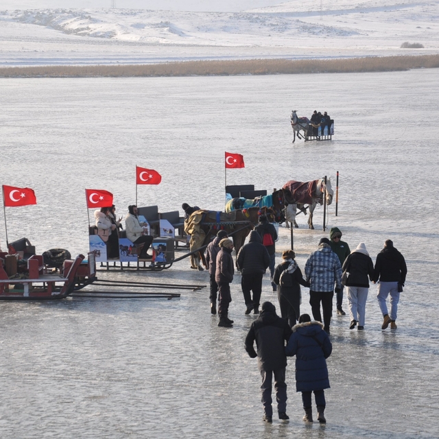 Kars'ta Çıldır Gölü Buz Şenliği heyecanı