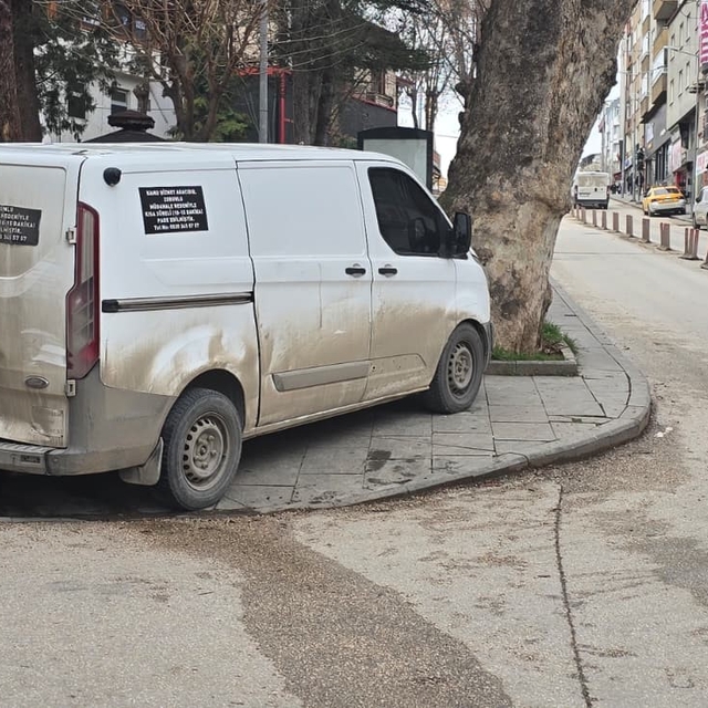 Kaldırıma park araç sürüsüne tepki geldi