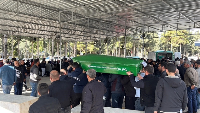 Mersin'deki kazadan acı hikaye: İkizleri ölüm ayırdı, 3 cenaze yan yana defnedildi