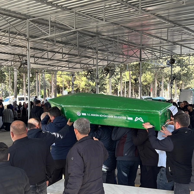 Mersin'deki kazadan acı hikaye: İkizleri ölüm ayırdı, 3 cenaze yan yana def...