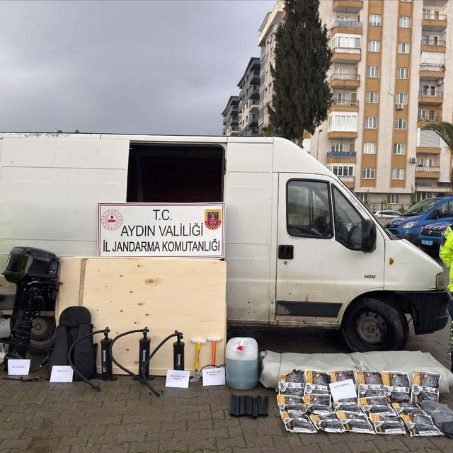 Sürücüsünün 'dur' ihtarına uymadığı minibüste 27 kaçak göçmen yakalandı