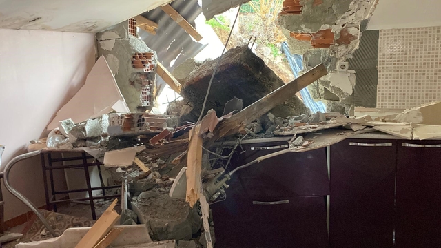 İstinat duvarı çökünce ortalık savaş alanına döndü
Facianın eşiğinden dönüldü: Duvarı yıkılan evden can havliyle çıktılar
Yaşlı kadın: "Mutfaktaydım, ev sallandı, eşime, 'Deprem oluyor' dedim, korkuyla evden kaçtık"
"Bu evimizi ikinci ev olarak kullanıyorduk, bu sebeple dün ev boştu, haberi duyar duymaz geldiğimizde evimizi yıkılmış halde bulduk"