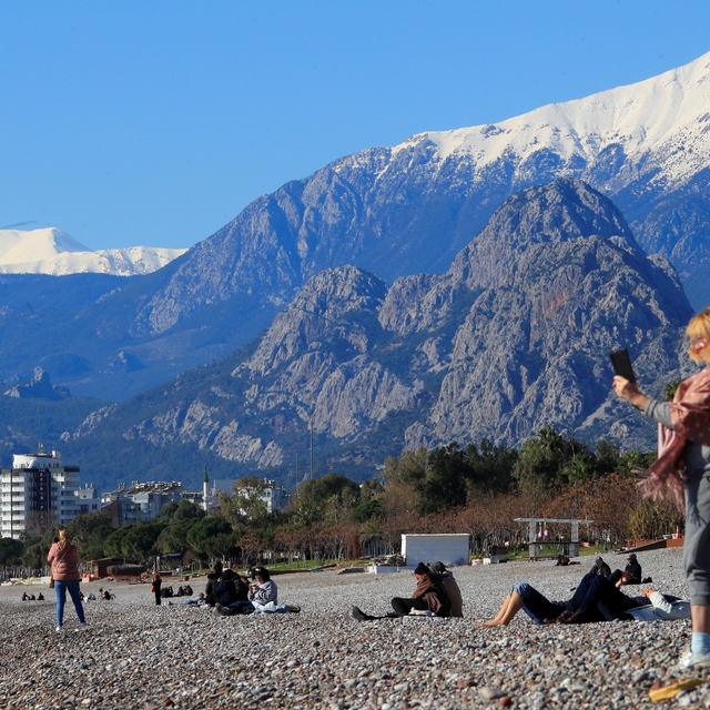 Antalya'da karlı dağların gölgesinde deniz keyfi
Günlerdir süren yağışın ar...
